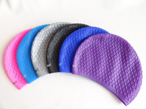 游泳戴硅膠的好還是布的好，硅膠泳帽和布泳帽哪個更舒服？